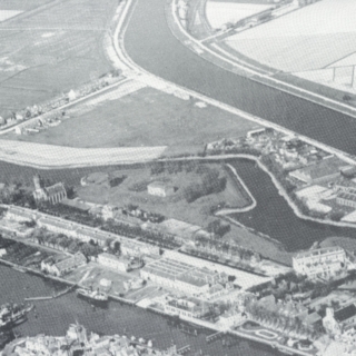 Luchtfoto Hellevoetsluis zwart/wit